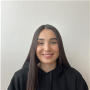 Me defino como una persona a la que le encanta enseñar y aprender enseñando. Me gusta dar clase a todo aquel que lo necesite o tenga ganas de aprender.